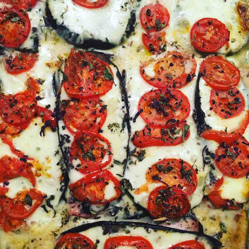 Lasaña de berenjenas con pechuga de pavo ahumada, queso panela, tomate rojo laminado y un toque de albahaca, al horno
